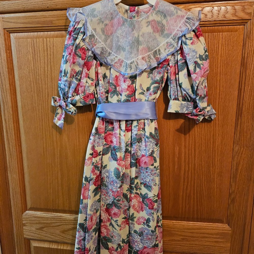 Sarah Too by Sarah Kent Floral/Lace Dress Size 10 (Girls)